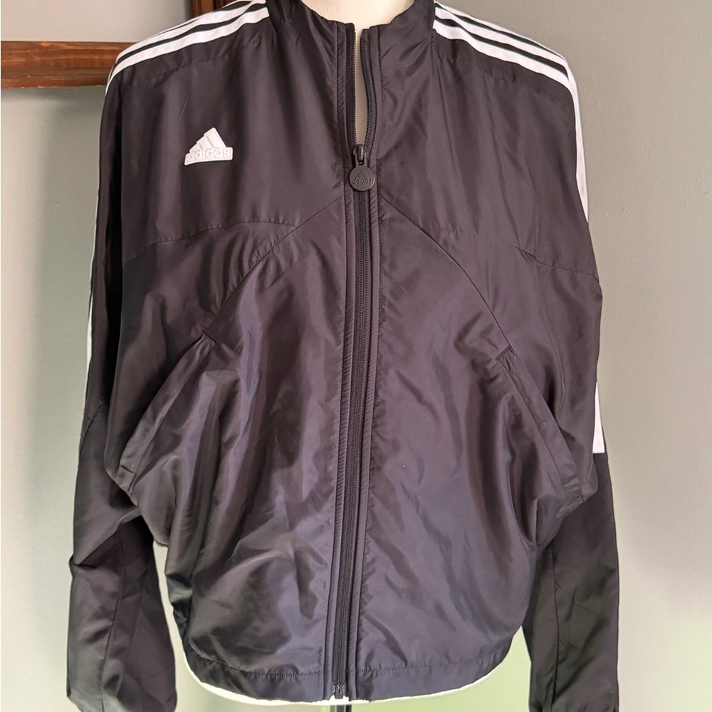 NWOT Adidas Black and White Track Jacket sz M in women’s. Has large pockets. - Picture 3 of 11